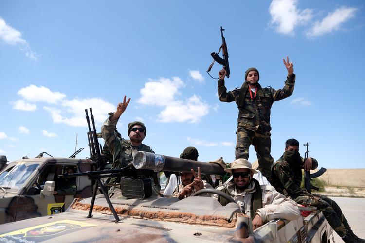 Medlemmer af oprørshæren Libyens Nationale Hær på vej fra Benghazi til Tripoli. Søndag eftermiddag har hæren, som ledes af Khalifa Haftar, gennemført flyangreb syd for Tripoli.  Foto: Esam Omran Al-fetori/Ritzau Scanpix