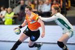 Odenses Ingvild Bakkerud runder Györis danske spiller Anne Mette Hansen, men det var de ungarske gæster, der løb med sejren til sidst.
   Foto: Frank Cilius/Ritzau Scanpix