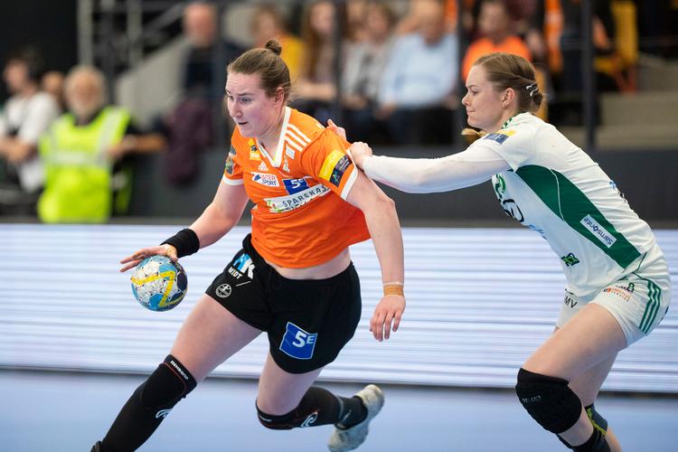 Odenses Ingvild Bakkerud runder Györis danske spiller Anne Mette Hansen, men det var de ungarske gæster, der løb med sejren til sidst.
   Foto: Frank Cilius/Ritzau Scanpix