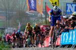 Kasper Asgreen i aktion på en af murene i Flandern Rundt fulgt af belgieren Wout van Aert, der sluttede som nr. 14. Foto: David Stockman/Ritzau Scanpix