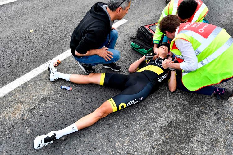 Sindsoprivende dramatisk så det ud, da sidste års vinder af Flandern Rundt Niki Terpstra blev liggende på asfalten efter et voldsomt styrt, men heldigvis kom han ikke så galt af sted som frygtet. Foto: Dirk Waem/Ritzau Scanpix