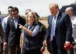 Kirstjen Nielsen og Donald Trump ses her sammen i sidste uge under et besøg i Calexico, Californien. Foto: Kevin Lamarque/Ritzau Scanpix