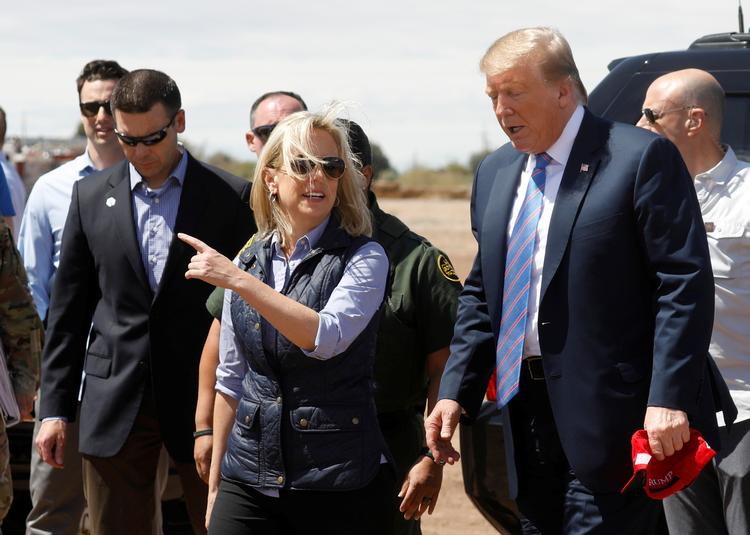 Kirstjen Nielsen og Donald Trump ses her sammen i sidste uge under et besøg i Calexico, Californien. Foto: Kevin Lamarque/Ritzau Scanpix