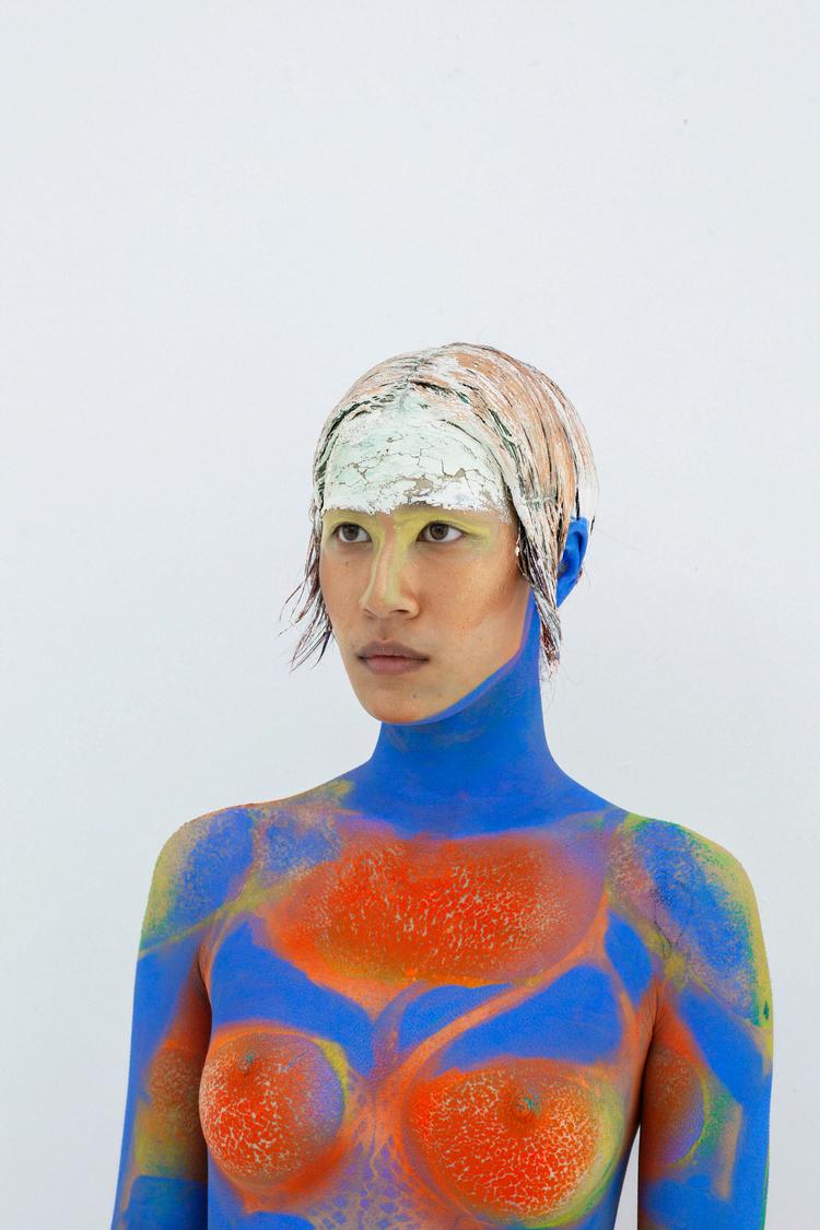 Donna Huancas model-performere er bemalet og indtræder som en art kropslige forlængelser af de malerier, man kan se i udstillingen. Foto: Elsa Kostic