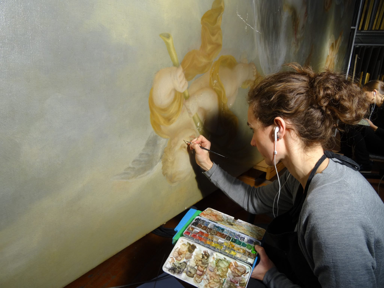 Her ses Ioana Rosca Ting, men hun lytter til lydbøger og retoucherer et loftsmaleri fra Audienssalen på Frederiksborg Slot.  