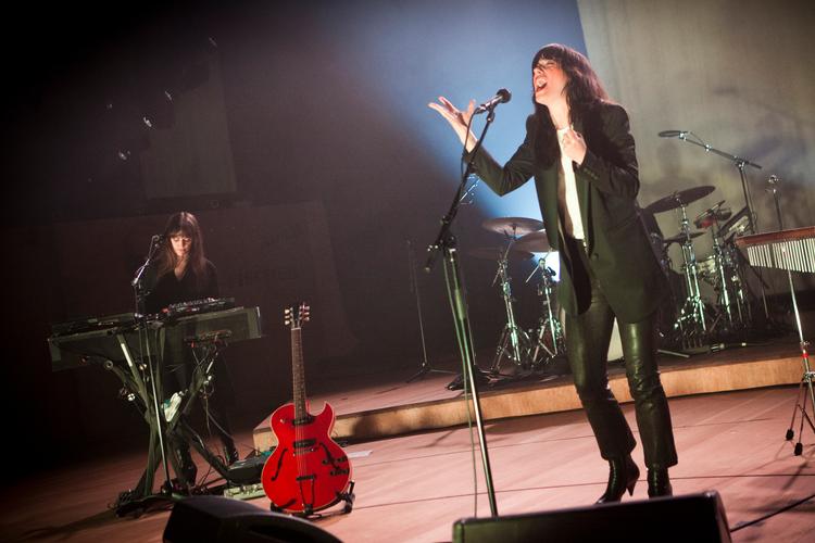 
Der var et anstrøg af Patti Smith over amerikanske  Sharon Van Etten, da hun gik på scenen i søndags, men i løbet af koncerten dukkede der også mange lighedspunkter med  Sinéad O’Connor og Bruce Springsteen op. 
   Foto: Martin Rosenauer