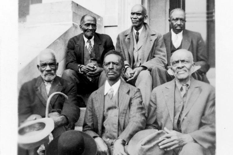 
En gruppe forhåndværende slaver samles til en 'Old Slave Day' i Southern Pine, North Carolina i april 1937. Til forskel fra Redoshi er disse mænd født i USA.
   Foto: Library of Congress