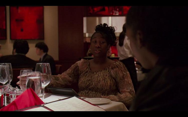 Colvin med de tre teenagere Namond, Zenobia og Damell, som er i uvante omgivelser, da de vinder en middag til en fin restaurant, hvor man f.eks. ikke drikker med sugerør. Foto: fra filmen