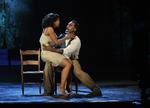Gershwin-operaen fortæller historien om tiggeren Porgy og Bess, han forsøger at hjælpe ud af det voldelige forhold til kæresten Crown. Fotoet er fra en opførsel i New York. Foto: Charles Sykes/Ritzau Scanpix