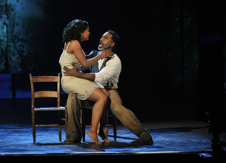 Gershwin-operaen fortæller historien om tiggeren Porgy og Bess, han forsøger at hjælpe ud af det voldelige forhold til kæresten Crown. Fotoet er fra en opførsel i New York. Foto: Charles Sykes/Ritzau Scanpix