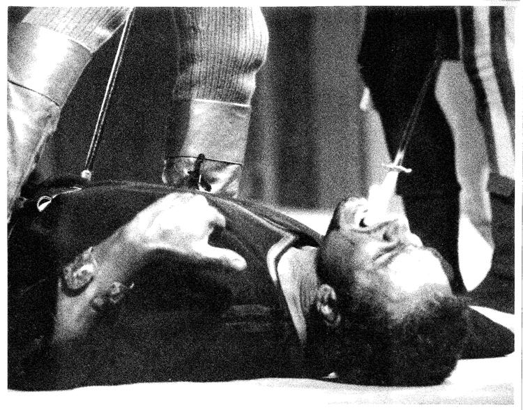 Jalousi og epilepsi får den store general til at synke rystende sammen. Lawrence Olivier som Othello på National Theatre 1964. Arkivfoto Angus McBean