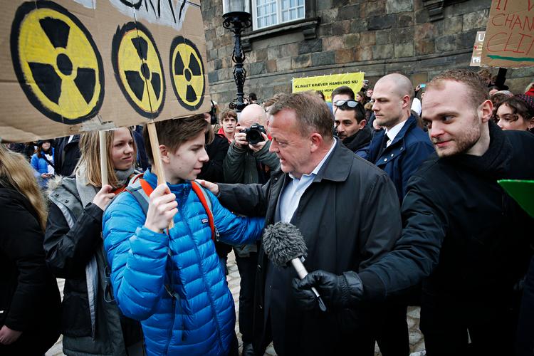 Tusinder af elever var mødt op til klimastrejke på Christiansborg Slotsplads i København fredag 15. marts. Statsminister Lars Løkke Rasmussen (V) kom for at tale med de unge. Foto: Martin Lehmann Foto: Martin Lehmann/POLFOTO