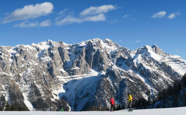 Når man står på ski i Val di Sole, må man ofte standse for at nyde Dolomitternes karakteristiske toppe. ​ Foto: Judith Betak