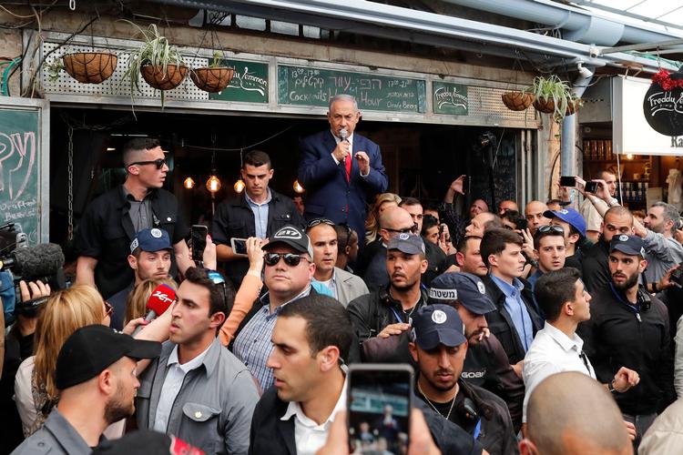 
Omgivet af sikkerhedsvagter var den israelske premierminister  Benjamin Netanyahu  i går ude og give en peptalk til sine tilhængere i Jerusalem.   Foto: Thomas Coex/Ritzau Scanpix
