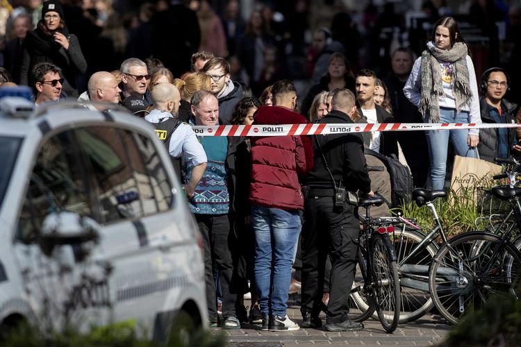 De omkringstående blev før klokken 15 bedt om at holde sig på større afstand. Foto: Peter Hove Olesen/POLFOTO