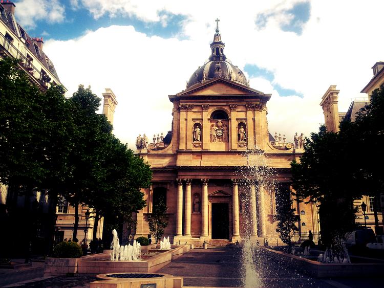 Foreløbig har Sorbonne-universitetet i Frankrig valgt at tage Aischylos’ stykke ’De bønfaldende’ af plakaten, fordi de medvirkende skulle bruge masker og på plakaten var blevet illustreret med en sortsminket figur. Det har ført til anklager om både racisme og censur.
 Foto: Clem