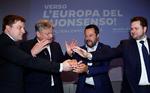 Anders Vistisen fra Dansk Folkeparti giver hånd på alliance med Italiens kontroversielle indenrigsminister, Matteo Salvini, og EU-kolleger fra Tyskland og Finland. Nu skal de have andre med i alliancen. 
   Foto: Alessandro Garofalo/Ritzau Scanpix