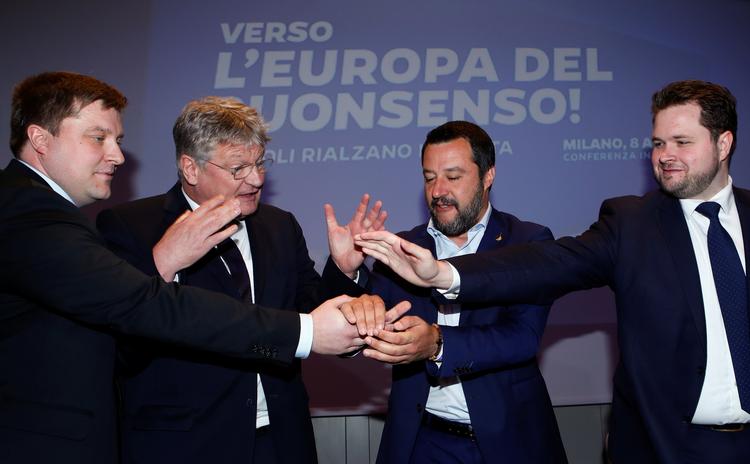 Anders Vistisen fra Dansk Folkeparti giver hånd på alliance med Italiens kontroversielle indenrigsminister, Matteo Salvini, og EU-kolleger fra Tyskland og Finland. Nu skal de have andre med i alliancen. 
   Foto: Alessandro Garofalo/Ritzau Scanpix