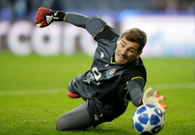 Iker Casillas er blevet 37 år, men han kan stadig hive point hjem til sit mandskab FC Porto, der lige som sidste år skal dyste mod Liverpool i Champions League. Det kan blive en stor aften på Anfield for målmandsveteranen, men det kan også gå helt galt, hvis hjemmeholdet leverer sit ypperste. 
   Foto: Miguel Vidal/Ritzau Scanpix