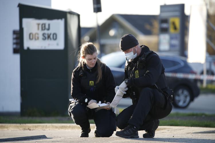 Politiet sikrer spor ved Holmegårdscentret i Kokkedal i forbindelse med efterforskningen en voldsepisode.
 Foto: Jacob Ehrbahn
