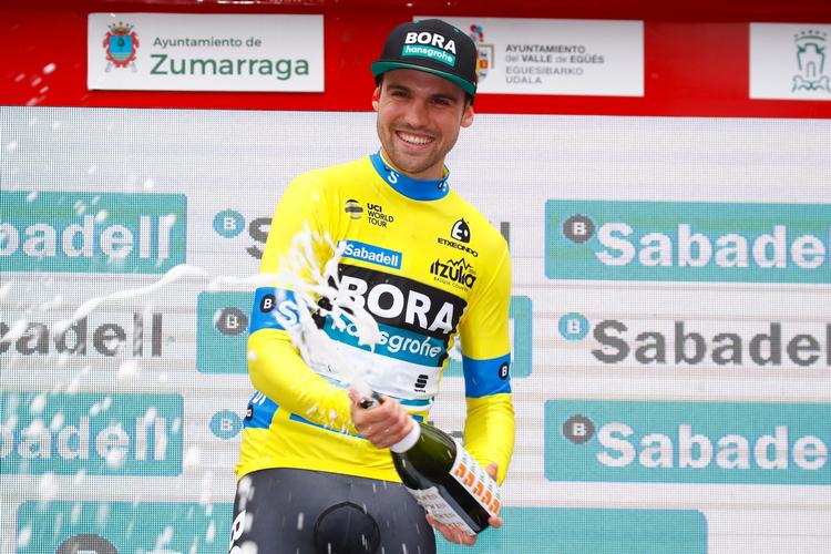Så har Maximilian Schachmann også prøvet at sprøjte champagne på de omkringstående fra podiet i Baskerlandet Rundt. 