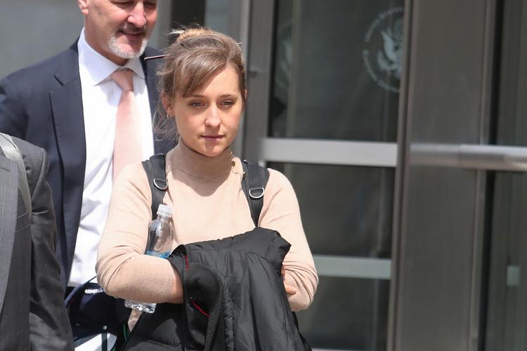 
 Allison Mack forlader  Brooklyn Federal Courthouse.  Foto: Shannon Stapleton/Ritzau Scanpix