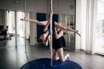 9-årige Emilie Overgaard har gået til poledance i lidt mere end et år. Hun træner sammen med instruktør Maibrit Ladegaard Jakobsen forud for DM i maj.  Foto: Jens Hartmann Schmidt/POLFOTO