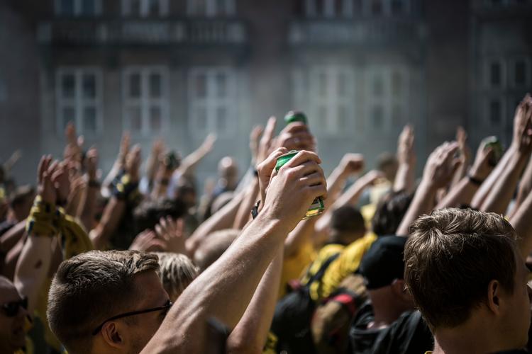 
På søndag går det løs igen på Brøndby Stadion. DBU opfordrer til, at fans holder sig fra homofobe ytringer i kampens hede. Billedet her er fra optakt til pokalfinalen mellem Brøndby og Silkeborg. Arkivfoto Anthon Unger