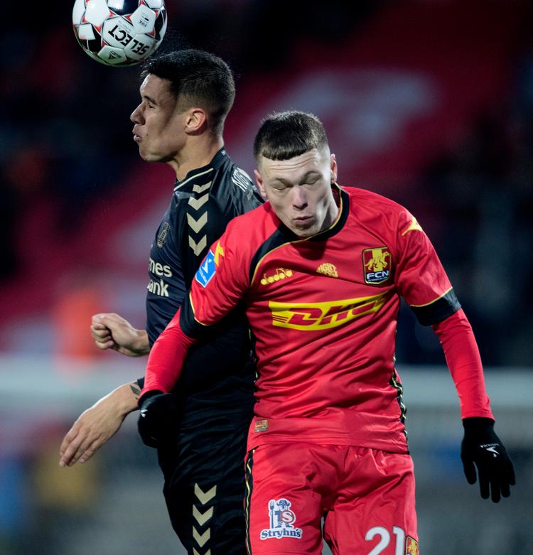 
Andreas Skov Olsen, her i en duel med Brøndby-stopperen Joel Kabongo, var på toppen fra start. Efter 28 sekunder lavede han sit superligamål nummer 20 i sæsonen. Men det rakte kun til uafgjort for FCN 
   Foto: Claus Bech/Ritzau Scanpix