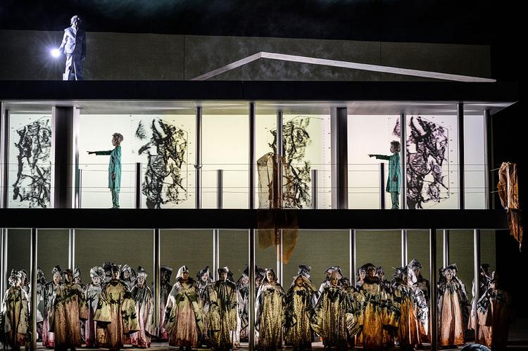 Videnskabskvinden i Björk-operaen 'Vespertine' laver først en kopi af sig selv for at undgå ensomheden. Foto: Hans Jörg Michel/Fotodrama