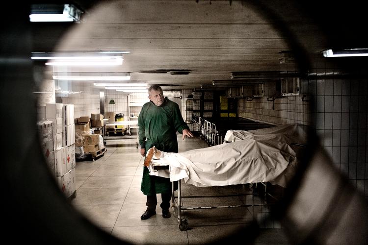 Retsmediciner Jørgen Lange Thomsen i fryserummet på retsmedicinsk institut på Syddansk Universitet. I sin nye bog 'Liv og død' beskriver han 11 forskellige cases fra sin karriere.  Foto: Joachim Adrian/POLFOTO