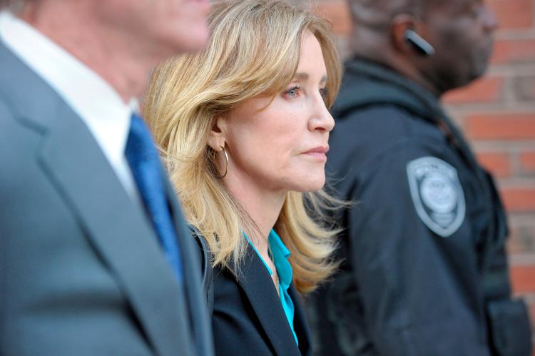 

  Ifølge anklageren findes der flere mails, hvor Felicity Huffman og William Singer planlægger, hvordan de vil snyde med datterens prøve. Foto: Joseph Prezioso/Ritzau Scanpix