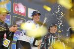 Cecilie Uttrup Ludwig (.t.h.) forsøger at følge med vinderen Marta Bastianelli og Annemiek van Vleuten i champagnedysten efter Flandern Rundt Foto: Photonews.. 