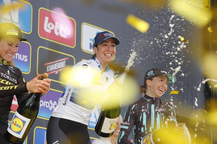 Cecilie Uttrup Ludwig (.t.h.) forsøger at følge med vinderen Marta Bastianelli og Annemiek van Vleuten i champagnedysten efter Flandern Rundt Foto: Photonews.. 