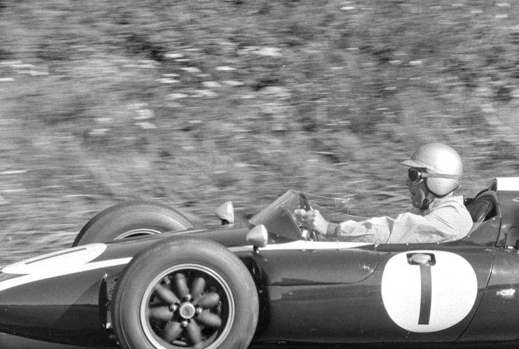 I de første år var formel 1-racerne rent sikkerhedsmæssigt ikke noget at prale af. Her er det formel 1 anno 1961, da kørere som Stirling Moss og Jack Brabham besøgte Roskilde Ring. Foto: Jacob Maarbjerg/POLFOTO