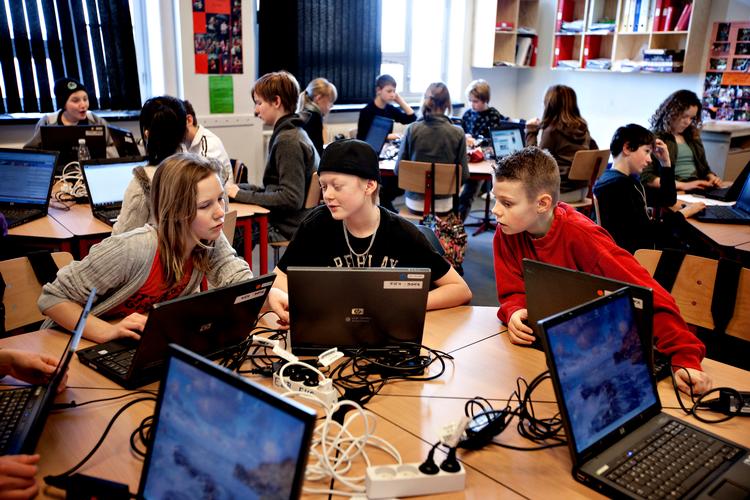 Elever på Katrinedals Skole i Vanløse i færd med at forberede sig til nogle af de første nationale tests. 

   Arkivfoto: Jacob Ehrbahn (arkivfoto)