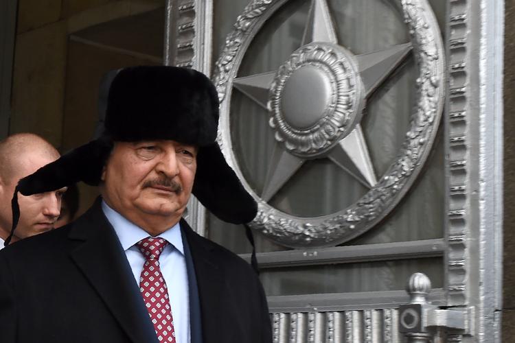 
   Fast gæst. Siden 2014 har Khalifa Haftar været gæst i moskav flere gange og besøgt russiske krigsskibe i Middelhavet.
 
   Foto: Vasily Maximov/Ritzau Scanpix