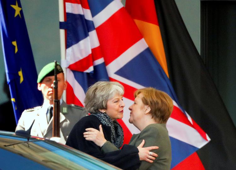 Tysklands forbundskansler, Angela Merkel, har tirsdag haft et møde med premierminister Theresa May i Berlin dagen før et EU-topmøde, hvor det kan blive knald eller fald for Storbritannien. Foto: Hannibal Hanschke/Ritzau Scanpix