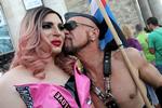 Foto fra LGBT-parade i Polens hovedstad for et par år siden. I marts sagde Jaroslaw Kaczynski, leder af Lov og Retfærdighed og den mest magtfulde politiker i Polen: »Vi bliver nødt til at forsvare den polske familie. Vi bliver nødt til at forsvare den med næb og kløer, for det her er en trussel mod civilisationen, ikke blot for Polen, men for hele Europa, for hele den civilisation, der er baseret på kristendommen«, sagde  Foto: Agencja Gazeta/Ritzau Scanpix