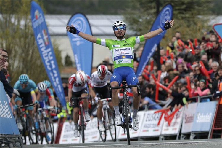 Julian Alaphilippe jubler over sin suveræne triumf på 2. etape i Baskerlandet Rundt. Foto: Gonzalo Moreno Arroyo/Getty Images. 