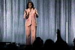 Michelle Obama var ikke den eneste, der stod op tirsdag aften i Royal Arena i København. De fremmødte stod flere gange op og klappede. Foto: Martin Sylvest/Ritzau Scanpix
