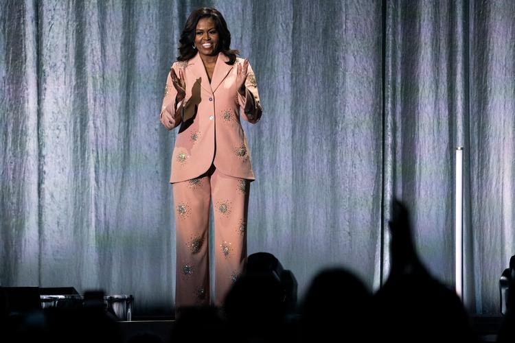 Michelle Obama var ikke den eneste, der stod op tirsdag aften i Royal Arena i København. De fremmødte stod flere gange op og klappede. Foto: Martin Sylvest/Ritzau Scanpix