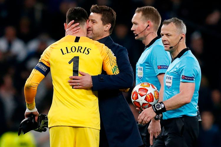 Tottenhams manager  Mauricio Pochettino takker Hugo Lloris for en stor kamp.  Foto: Ian Kington/Ritzau Scanpix