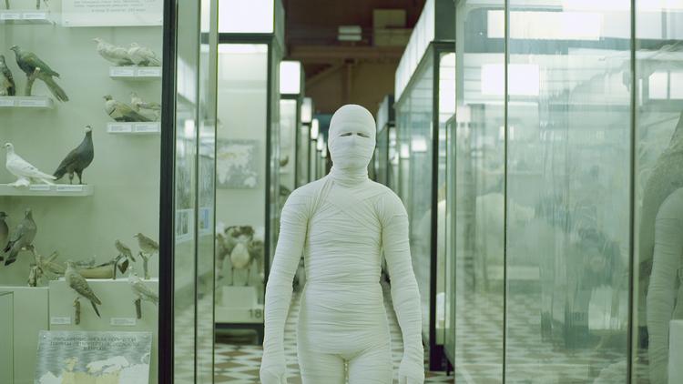 Den egyptiske mumie er et billede på genopstandelsen og det evige liv i Anton Vidokles film om den russiske kosmisme.  Foto: Anton Vidokle, videostill fra 'This is Cosmos'