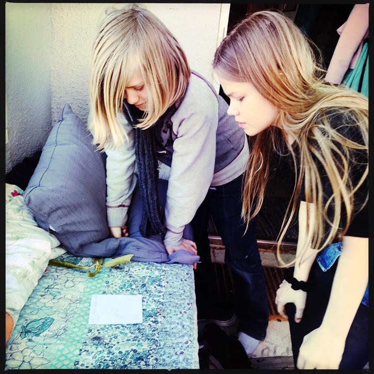 Halløj - påskeharen har lagt en seddel på verandaen. Der står 'det koldeste sted i huset'. Hvad kan det betyde? Køleskabet? Fryseren?  