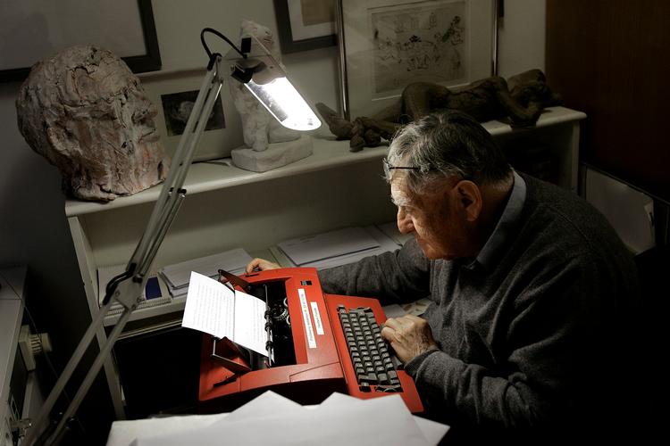 Herbert Pundik arbejder ved skrivemaskinen på sit kontor. Foto: Finn Frandsen/POLFOTO