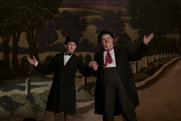 Inden 'De Fulde' i teatret kan man passende tage plads i biografsædet, hvor den engelske komiker Steve Coogan og den amerikanske skuespiller John C. Reilly gør den som Gøg og Gokke i Jon S. Bairds nye film.  PR Nick Wall