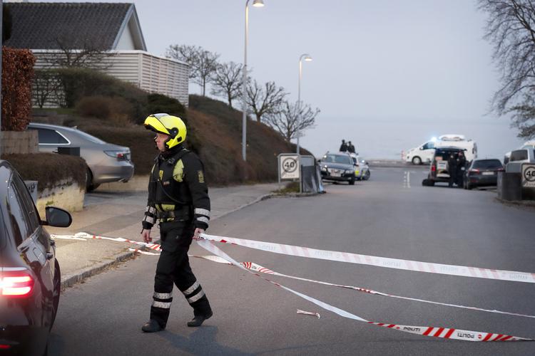 Et blodigt opgør fandt lørdag aften sted på Rungsted Strandvej. En 20-årig mand mistede livet, og fire personer blev  såret.   Foto: Jens Dresling/POLFOTO