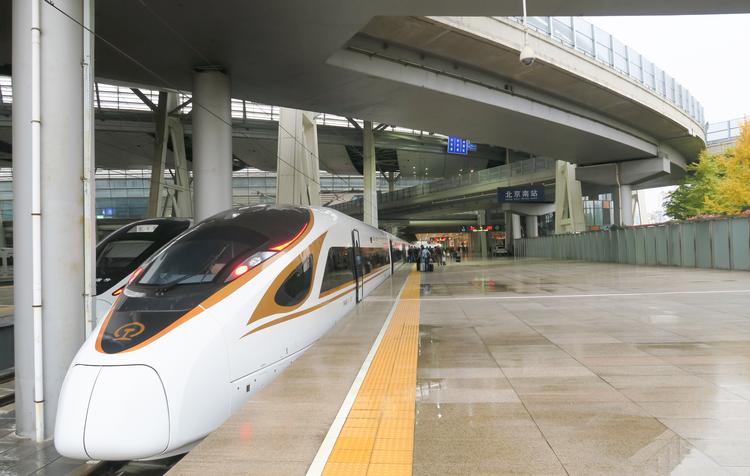 43 gange om dagen er der forbindelse mellem hovedstaden og Shanghai med de næsten flyvende tog.  Foto: Judith Betak