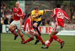 I 1999 var Bora Zivkovic (nummer 20) en af tre Silkeborg-spillere, der forsøgte at stoppe Brøndby-topscorer Ebbe Sand. I dag kalder Zivkovic den tidligere landsholdsspids for den bedste angriber i Superligaens historie. 
   Foto: /Jyllands Posten